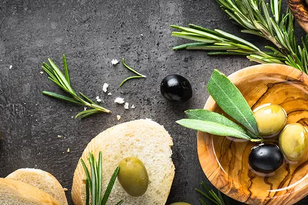 خوراکی مدیترانه‌ای با نان، زیتون و روغن زیتون