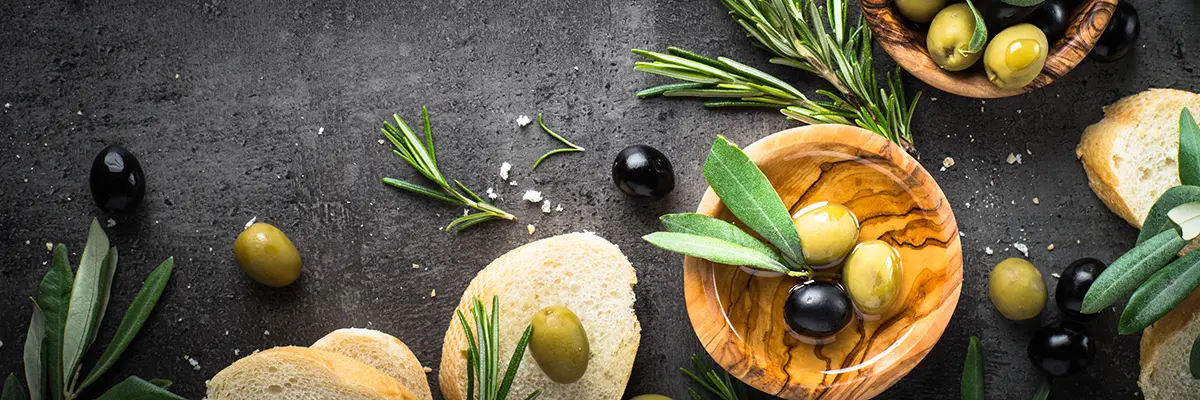 خوراکی مدیترانه‌ای با نان، زیتون و روغن زیتون
