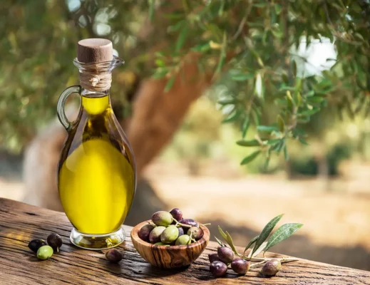 روغن زیتون و زیتون‌های تازه در فضای باز