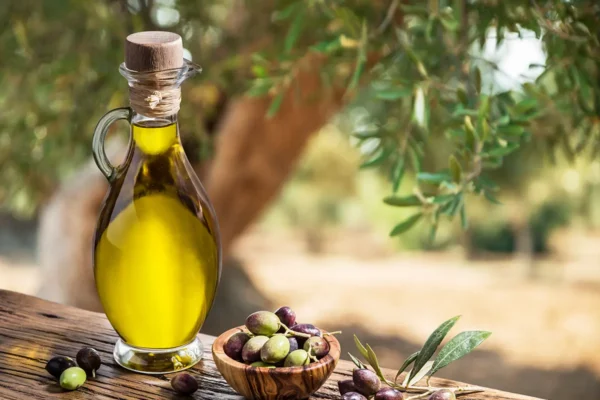 روغن زیتون و زیتون‌های تازه در فضای باز