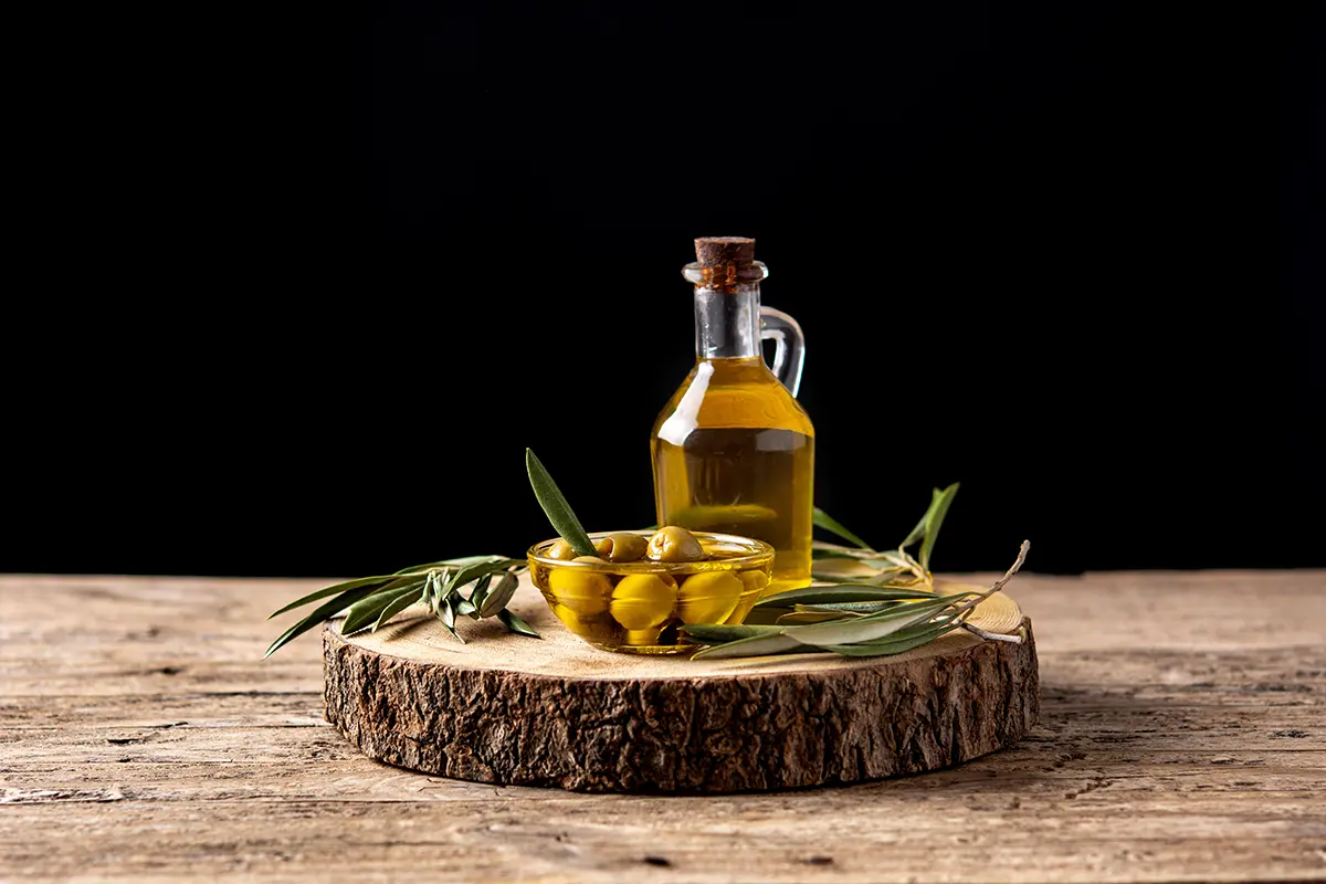زیتون و روغن زیتون با چیدمان چوبی