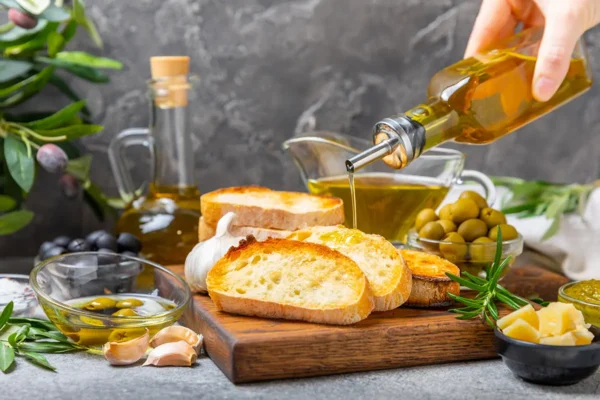 نان تست با روغن زیتون و زیتون‌های تازه