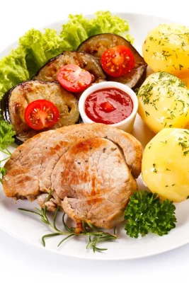تصویر استوک وعده غذایی کامل با گوشت، سیب‌زمینی و سبزیجات
