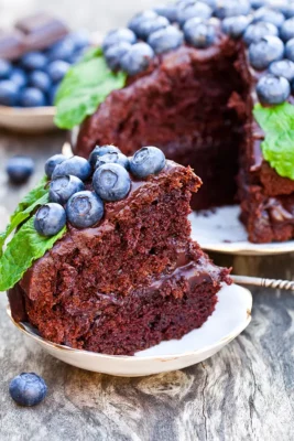 تصویر استوک کیک شکلاتی با بلوبری و نعناع