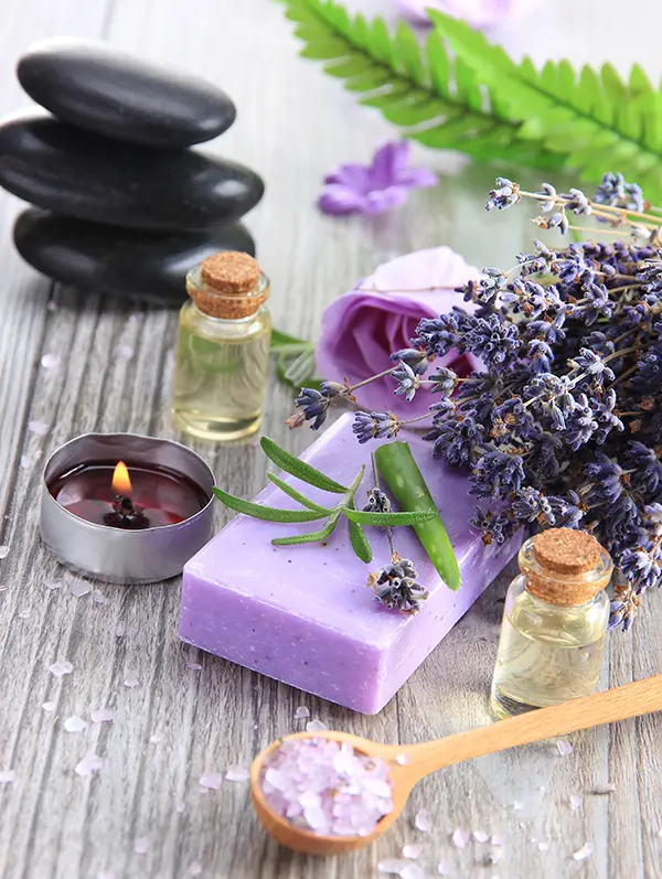 اسپا با صابون گیاهی، سنگ ماساژ و شمع روشن