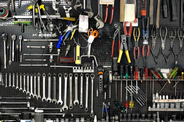 عکس استوک ابزارهای دستی آچار و پیچ‌ گوشتی