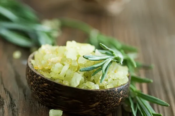 نمک حمام سبز با کاسه چوبی و رزماری تازه