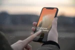 موکاپ گوشی آیفون در دست - 13