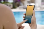 موکاپ موبایل آیفون در دست - 16 موکاپ موبایل آیفون در دست - 16